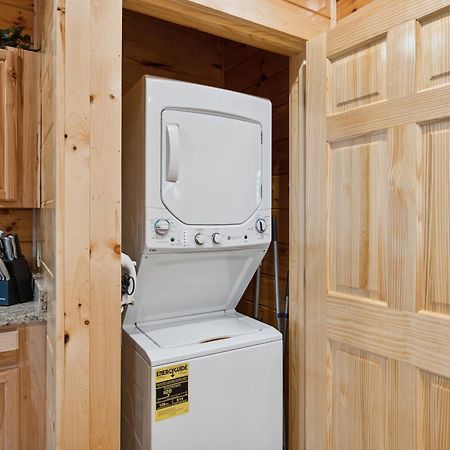 The 3 Bears Is A Newly Built 3 Bedroom Cabin Only 3 Minutes From The Parkway! Pigeon Forge Exteriör bild